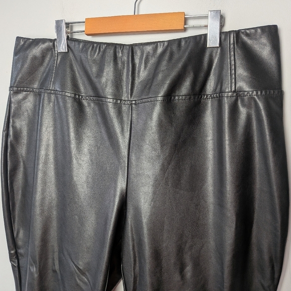 Women's Black faux leather Leggings - Picture 2 of 10